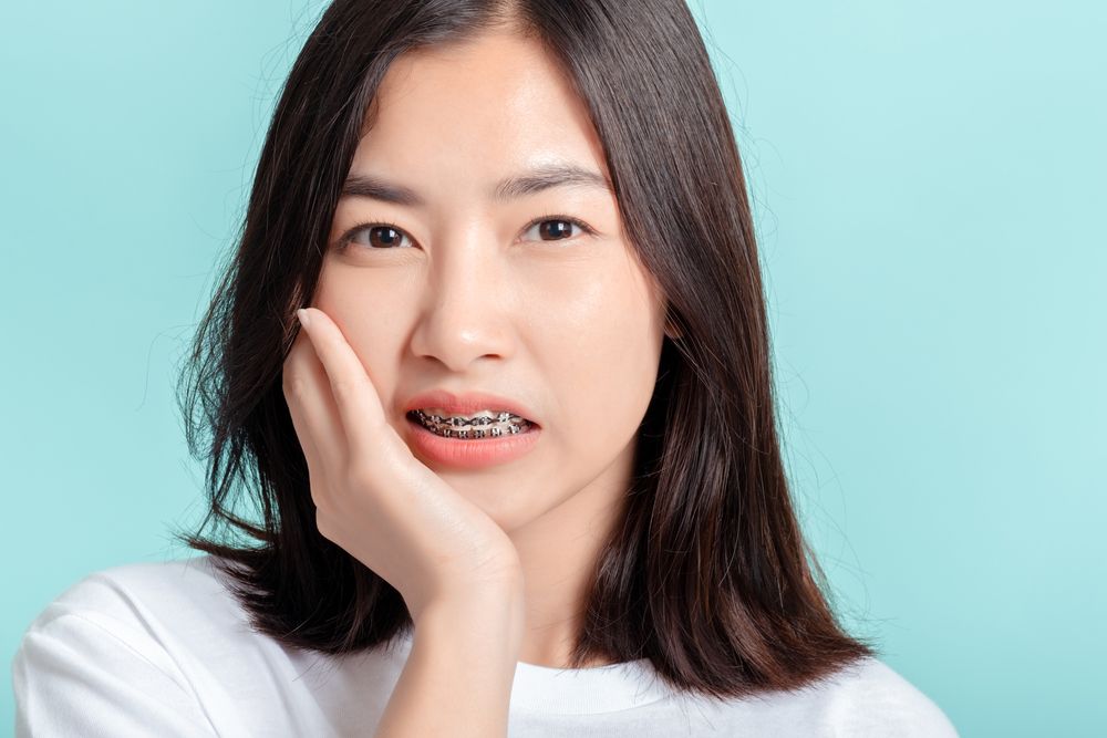 戴牙套會痛嗎?牙套痛怎麼辦?矯正不適原因與舒緩方法全解析 戴牙套會痛嗎?矯正會痛嗎?