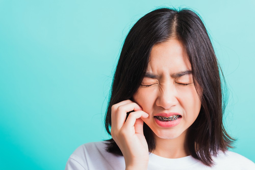 戴牙套會痛嗎?牙套痛怎麼辦?矯正不適原因與舒緩方法全解析 剛戴牙套會痛多久?牙套換線會痛怎麼辦?